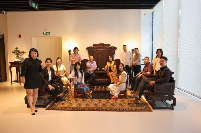 【商会动态】臻品 共鉴聚力同行|深圳市五邑商会走进伍炳亮家具艺术中心探索传统工艺当代生命力